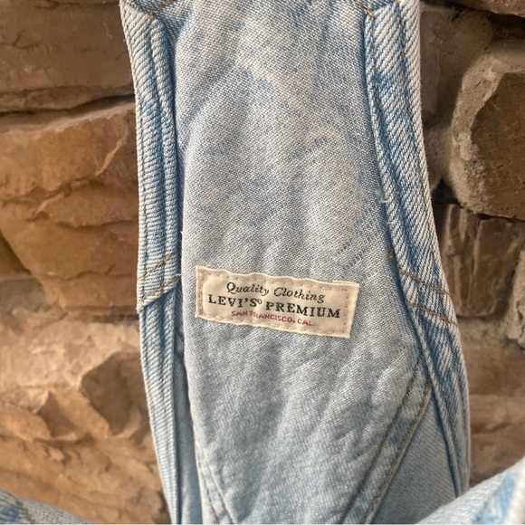 Levi’s Premium Women’s Short Bib Overalls Light Blue Denim Romper Size Small - Picture 8 of 10